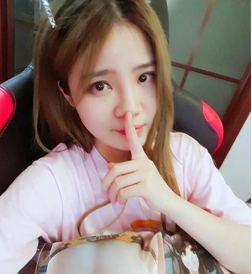 妃凌雪和菊花是什么关系?她跟大司马、小儿