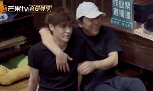 张艺兴晒合照为黄渤庆生(张艺兴晒合影为黄渤庆生:希望你每一天都觉得幸福)