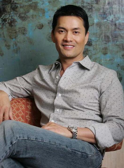 吕良伟的老婆杨小娟多少岁？杨小娟很有钱吗(吕良伟的老婆杨小娟多少岁)