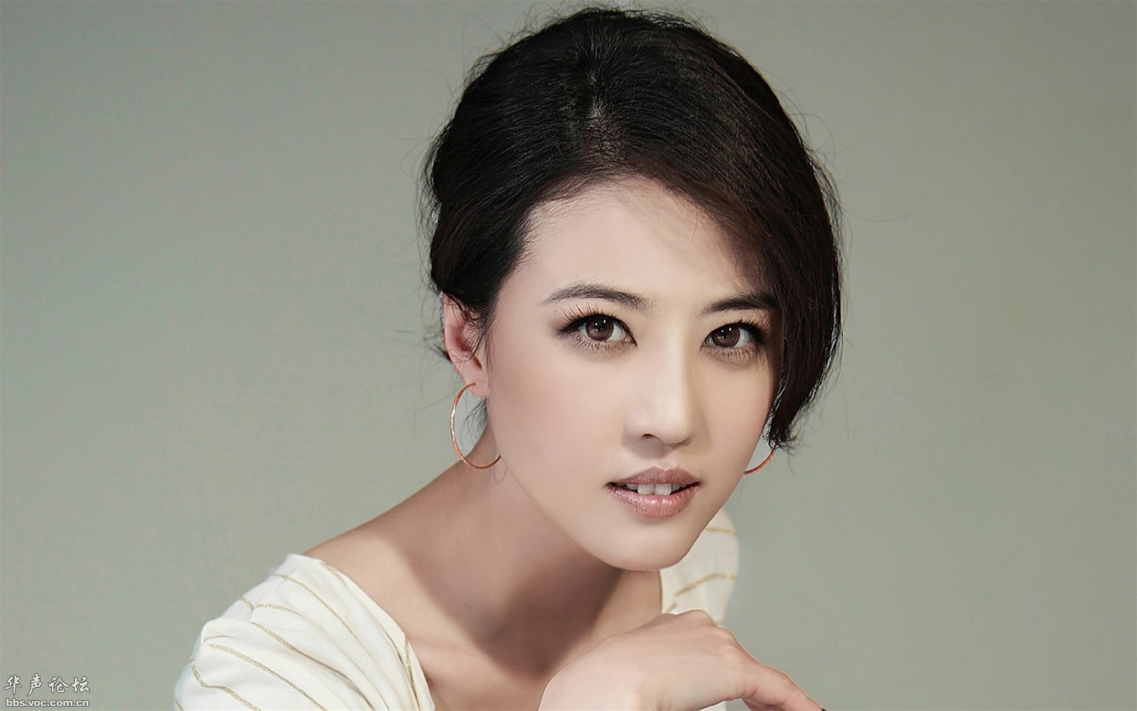 吕良伟的老婆杨小娟多少岁？杨小娟很有钱吗(吕良伟的老婆杨小娟多少岁)