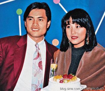 吕良伟的老婆杨小娟多少岁？杨小娟很有钱吗(吕良伟的老婆杨小娟多少岁)