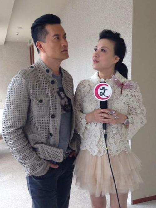 吕良伟的老婆杨小娟多少岁？杨小娟很有钱吗(吕良伟的老婆杨小娟多少岁)