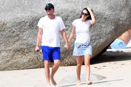 小李子携嫩模女友度假，甜蜜肥只长肚子上