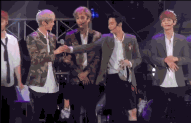 吴世勋吃醋鹿晗动态图(鹿晗吴世勋高清合照)