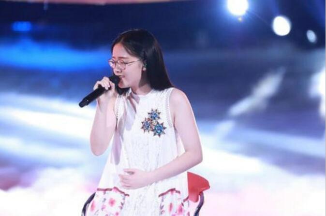 郭沁唱大鱼为什么坐着椅子上唱？唱大鱼的郭