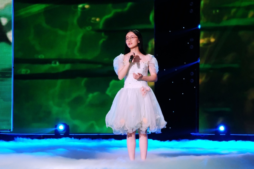 郭沁唱大鱼为什么坐着椅子上唱？唱大鱼的郭