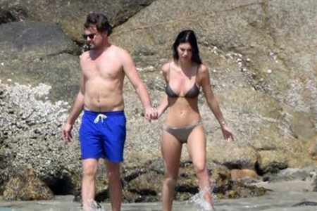 小李子携嫩模女友度假，甜蜜肥只长肚子上