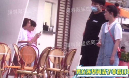 阚清子新恋情曝光，甜蜜牵手约会逛街