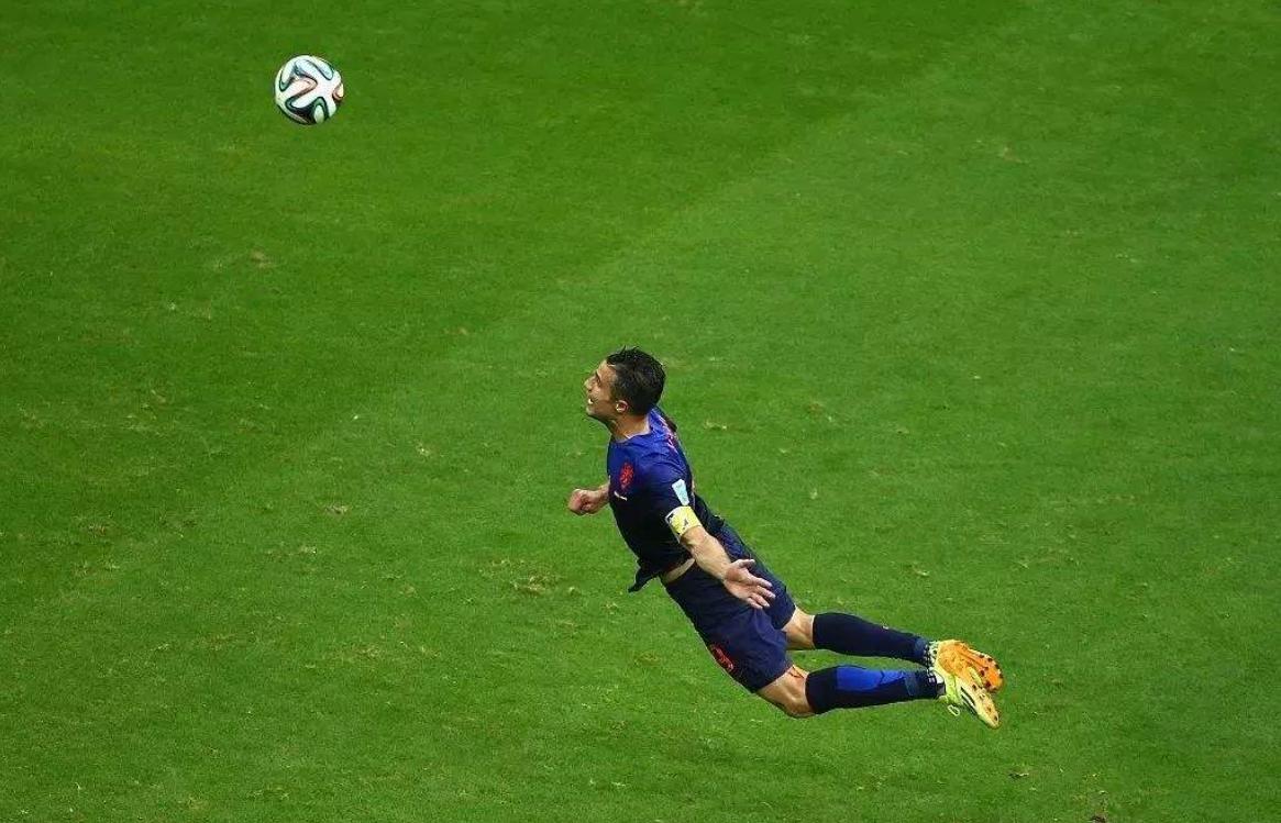 范佩西鱼跃冲顶是哪场比赛(2014年世界杯范佩西鱼跃冲顶)