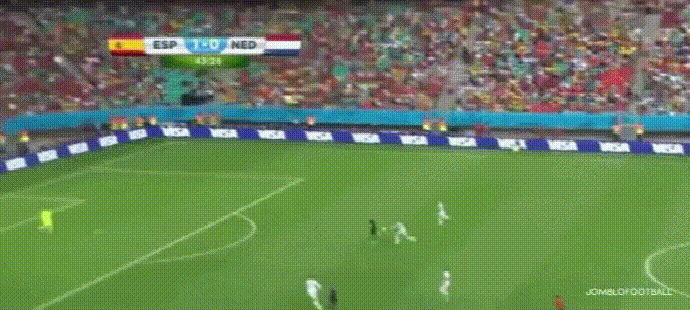 范佩西鱼跃冲顶是哪场比赛(2014年世界杯范佩西鱼跃冲顶)