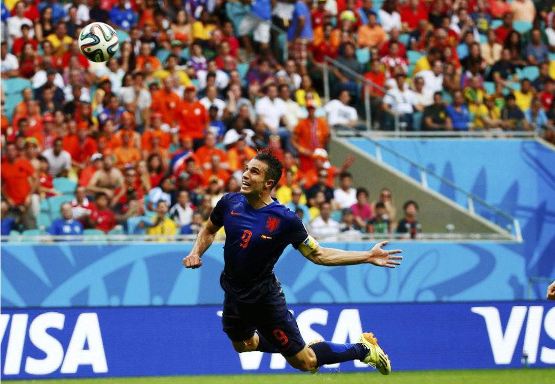 范佩西鱼跃冲顶是哪场比赛(2014年世界杯范佩西鱼跃冲顶)