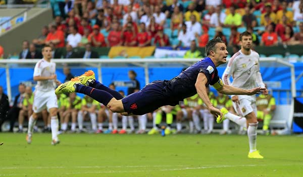 范佩西鱼跃冲顶是哪场比赛(2014年世界杯范佩西鱼跃冲顶)