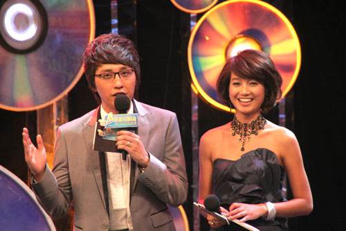 华少和朱丹摔话筒视频(朱丹华少为啥节目上闹翻)