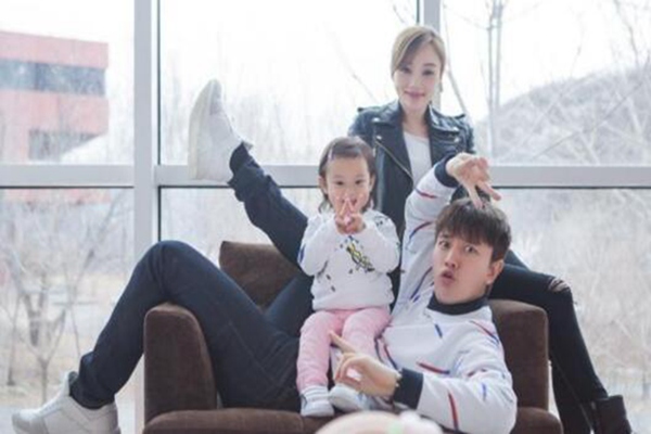 网友偶遇王思聪房祖名聚餐(王思聪与房祖名) 网友偶遇王思聪房祖名聚餐(王思聪与房祖名)