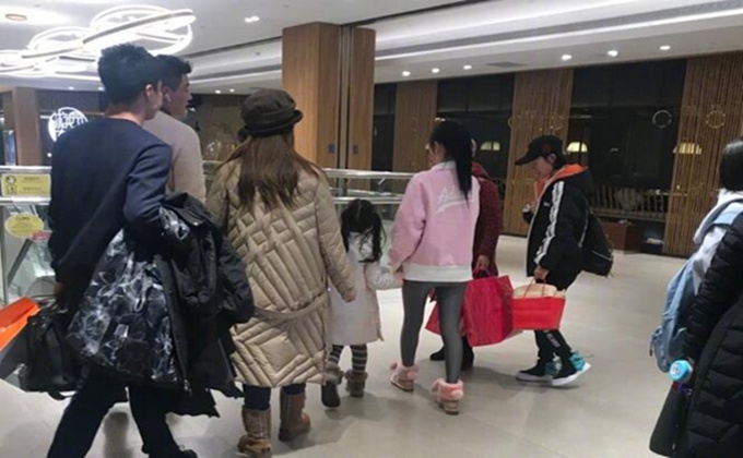 网友偶遇王思聪房祖名聚餐(王思聪与房祖名) 网友偶遇王思聪房祖名聚餐(王思聪与房祖名)