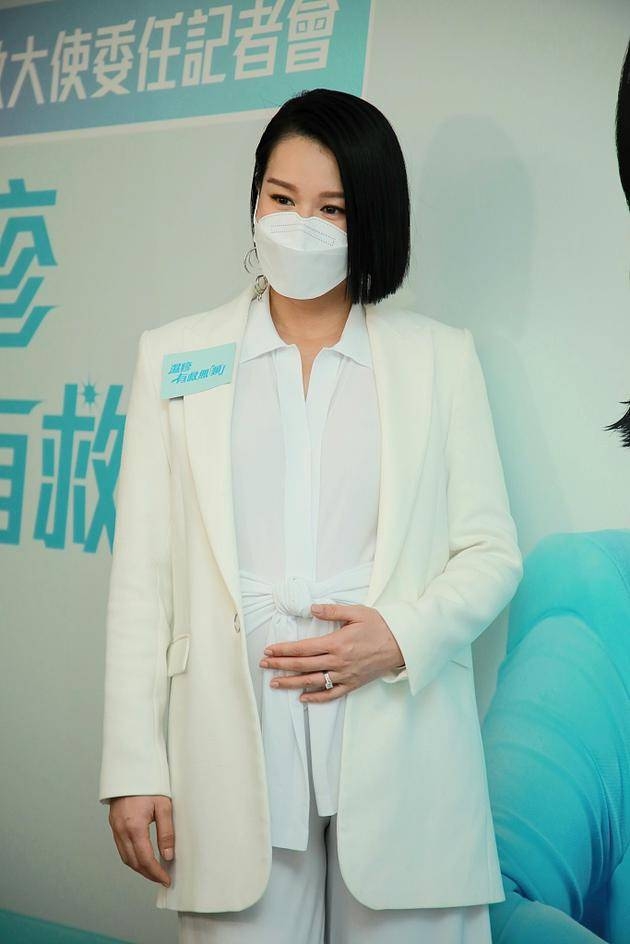 胡杏儿曝光第三胎将临盆是男是女未透露(胡杏儿三胎是男孩女孩)