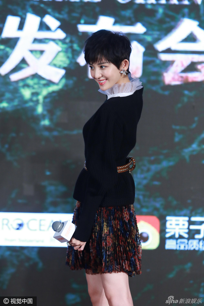 娜扎不惧严寒秀美腿图片