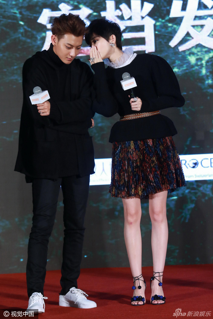 娜扎不惧严寒秀美腿图片