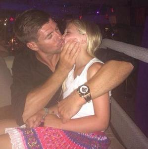 杰拉德跟他女儿嘴对嘴图片(杰拉德的三个女儿)