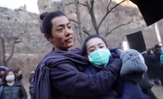 肖战搂李沁脖子CP感爆棚(肖战李沁同框图片) 肖战搂李沁脖子CP感爆棚(肖战李沁同框图片)