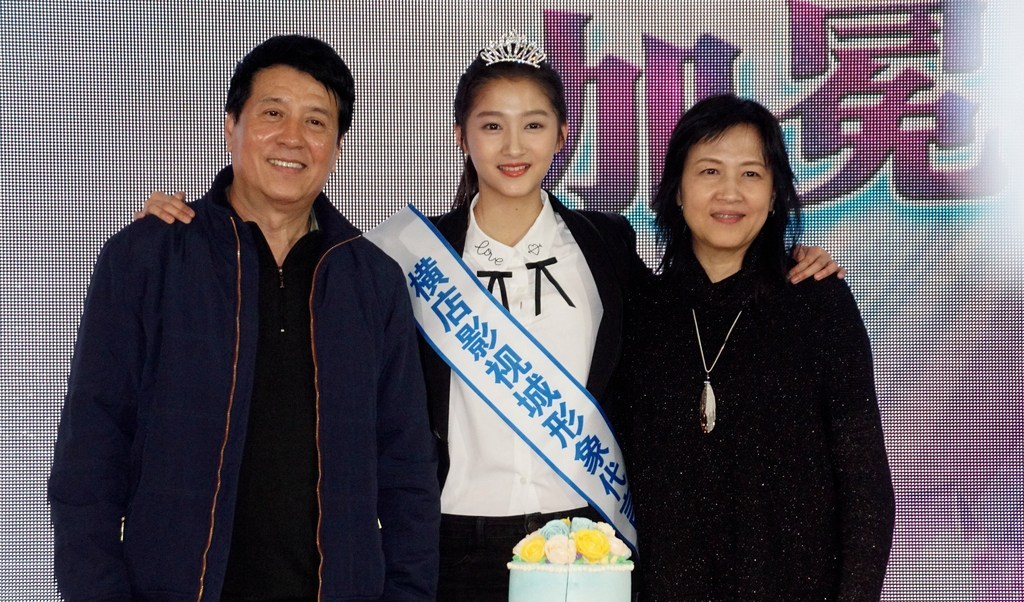 关晓彤马甲线配大长腿图片(关晓彤的马甲线)