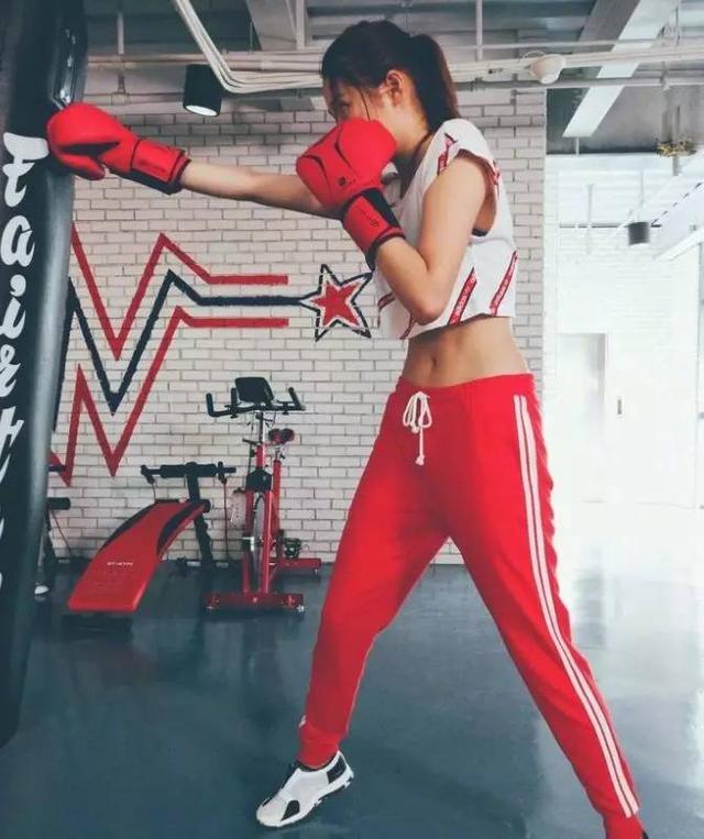 关晓彤马甲线配大长腿图片(关晓彤的马甲线)