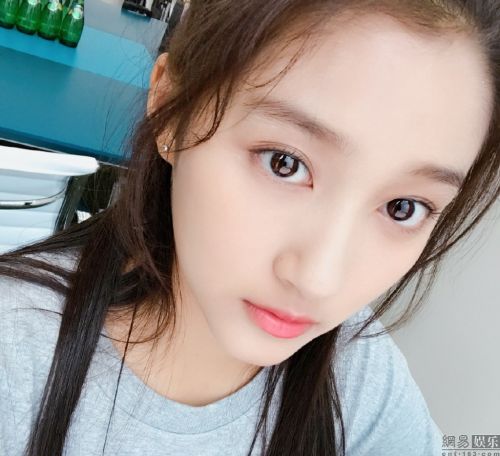 关晓彤马甲线配大长腿图片(关晓彤的马甲线)