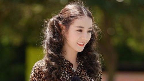 热巴表妹参加校花比赛引热议(迪丽热巴上戏同学)