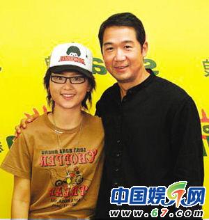 周笔畅是张国立女儿吗？周笔畅是拉拉同性恋