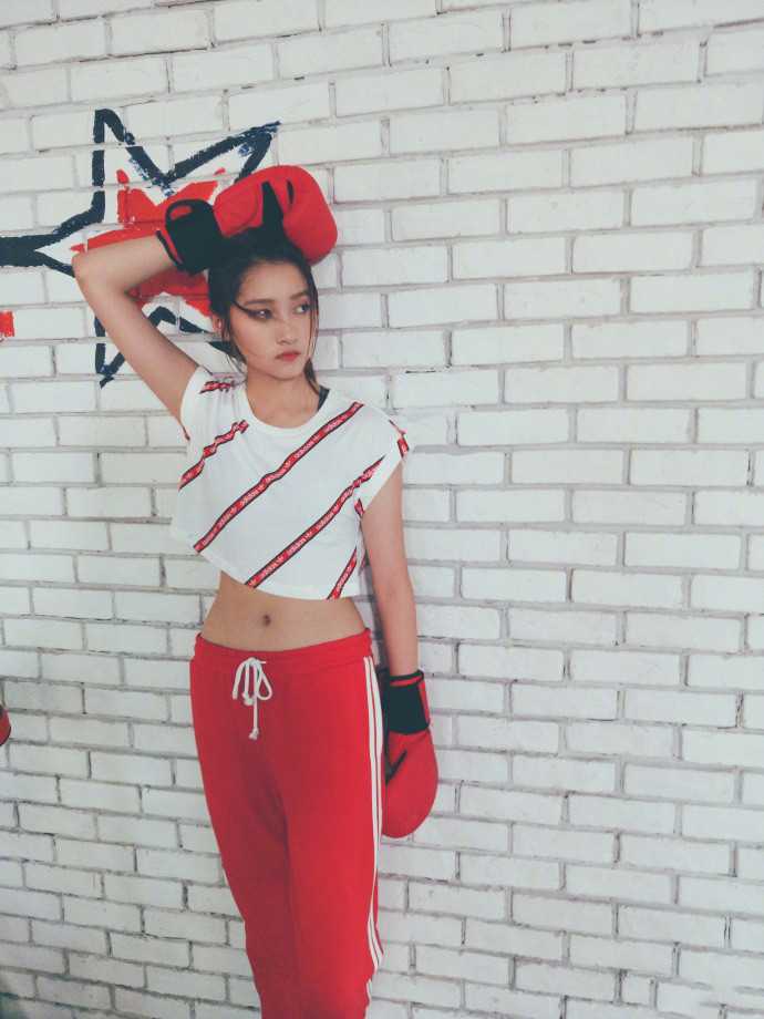 关晓彤马甲线配大长腿图片(关晓彤的马甲线)