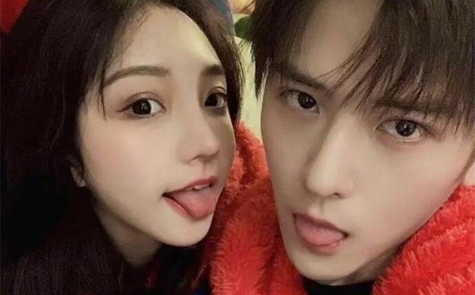 沈群丰慎婕圣诞节晒吻照粉丝怒气高涨