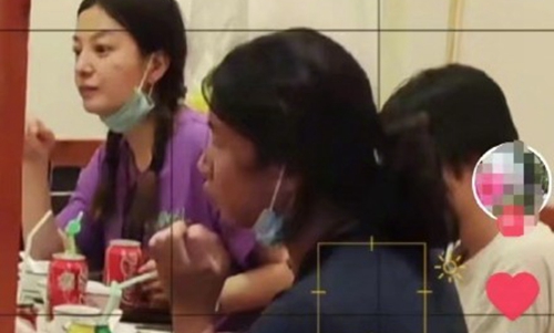 赵薇和王菲女儿窦靖童同游拉萨(窦靖童看到怀孕的王菲)