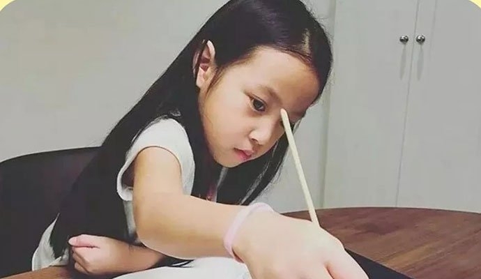 赵薇和王菲女儿窦靖童同游拉萨(窦靖童看到怀孕的王菲)