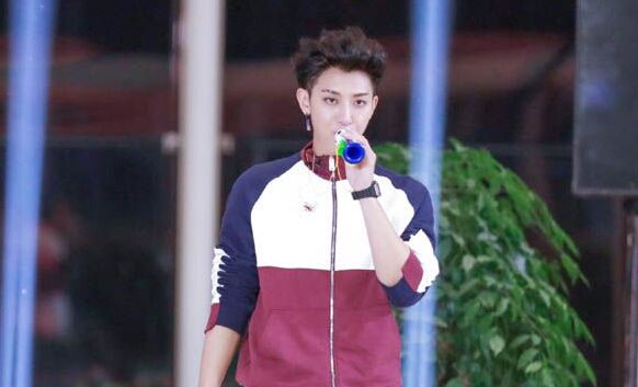 黄子韬为吴孟达祈祷(黄子韬祈祷照片)