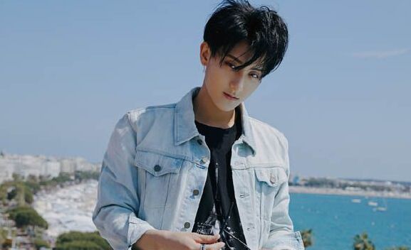 黄子韬为吴孟达祈祷(黄子韬祈祷照片)