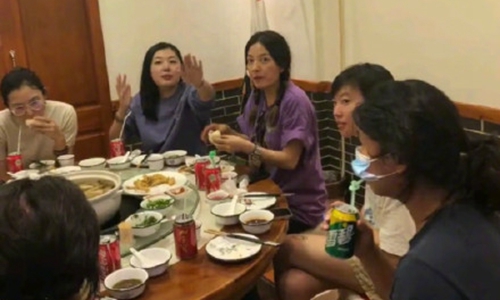 赵薇和王菲女儿窦靖童同游拉萨(窦靖童看到怀孕的王菲)