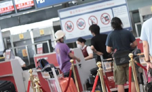 赵薇和王菲女儿窦靖童同游拉萨(窦靖童看到怀孕的王菲)