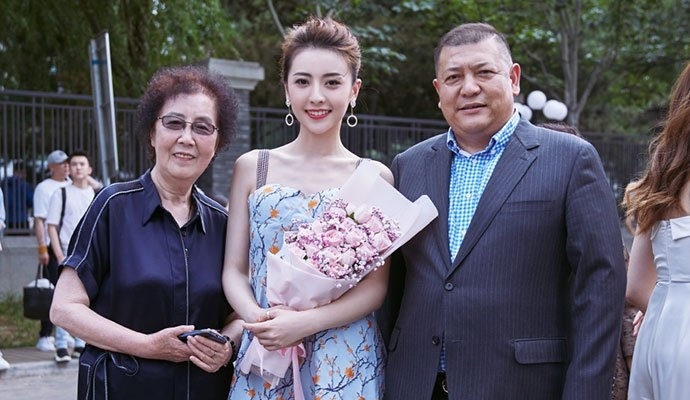 主持人大赛张舒越高分成绩遭质疑(央视主持人大赛张舒越)