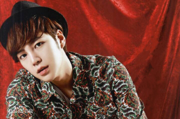 张根硕短发高清帅照(张根硕短发发型)