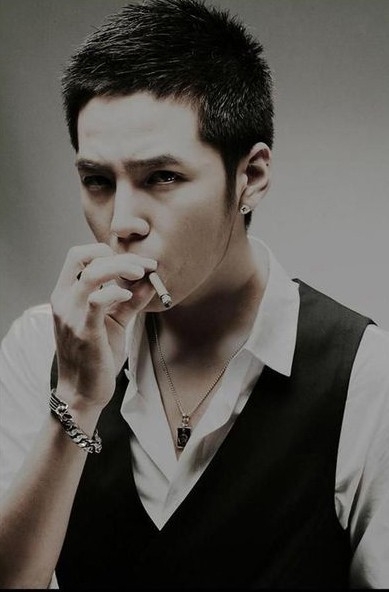 张根硕短发高清帅照(张根硕短发发型)