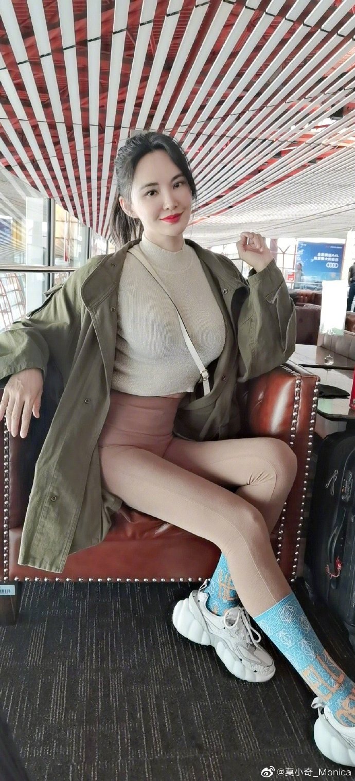 莫小棋真空露八字奶照片