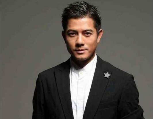 郭富城方媛情侣装出行亲密无间(郭富城送方媛)