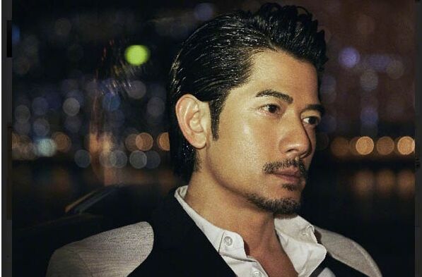 郭富城方媛情侣装出行亲密无间(郭富城送方媛)