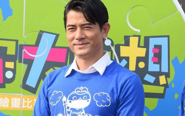 郭富城方媛情侣装出行亲密无间(郭富城送方媛)