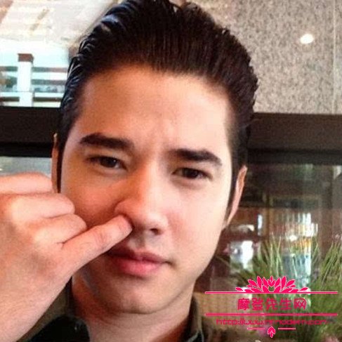 每个人是不是都挖过鼻屎？盘点各大明星挖鼻(每个人都会挖鼻子吗)