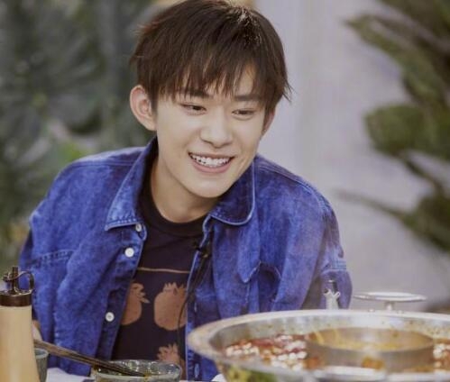 王俊凯王源微博为易烊千玺庆生晒照(王源易烊千玺王俊凯合照)