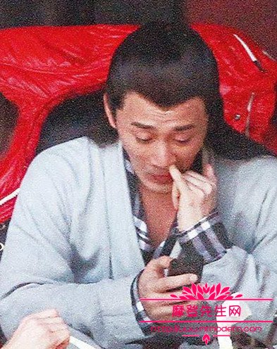 每个人是不是都挖过鼻屎？盘点各大明星挖鼻(每个人都会挖鼻子吗)