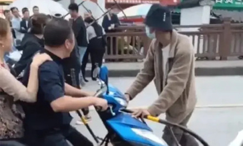 张国立剧组拍戏“封路”(张国立拍戏封路引不满)