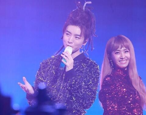 王俊凯王源微博为易烊千玺庆生晒照(王源易烊千玺王俊凯合照)