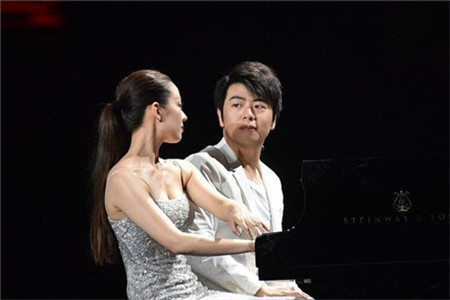 郎朗吉娜四手联弹惊艳全场(郎朗弹过的四手联弹)